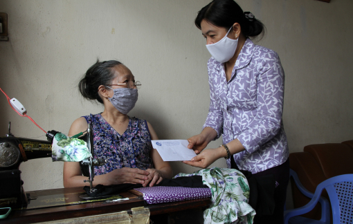 Thăm hỏi và trao vốn cho những "Vầng Trăng khuyết"