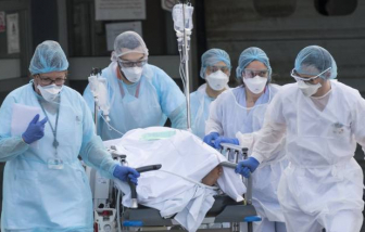 Anh: Bác sĩ cảnh báo ngừng điều trị bệnh nhân COVID-19 để tự bảo vệ mình