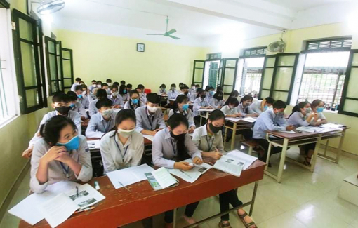 Học sinh đi học mùa dịch: Khó thực hiện giãn cách