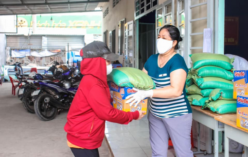 Hơn 1.500 suất ăn và 1.000 phần quà cho người mất việc, khó khăn