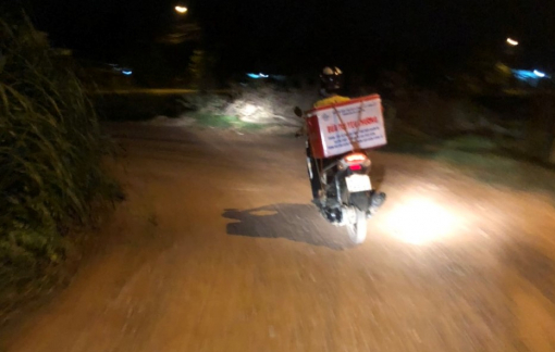 Nhà quê người góp con gà, ký thịt, quả dưa...