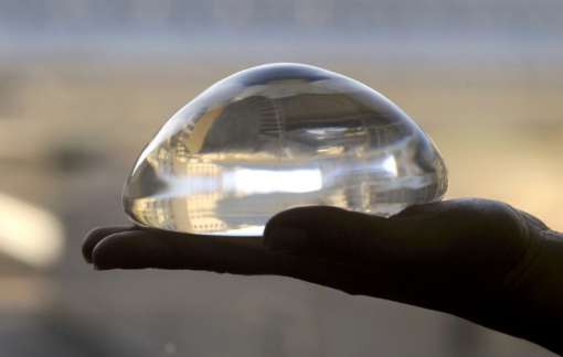 Bộ ngực silicon "cứu" một người thoát chết trong gang tấc