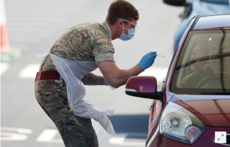 Anh chuẩn bị xét nghiệm COVID-19 toàn dân