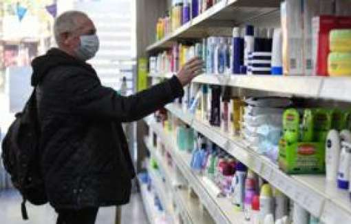 Anh tiếp tục duy trì cách ly xã hội đến hết năm 2020