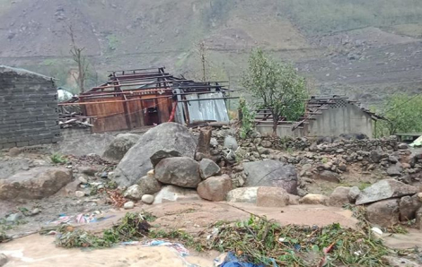 Lai Châu: Người chết và mất tích, hàng nghìn mái nhà vỡ tan tành vì mưa đá