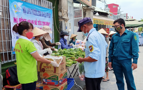 Mở gian hàng thực phẩm miễn phí phục vụ người nghèo