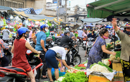 Sau cách ly xã hội, chợ đông nghịt, siêu thị vắng hoe