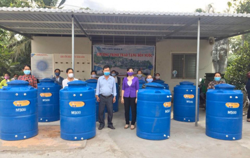 Trao 48 bồn chứa nước về vùng hạn mặn