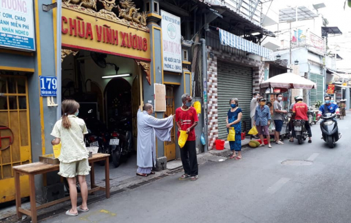 Mỗi ngày Ni sư Nhựt Thành cùng các nhà hảo tâm đều trao cơm, trao gạo cho dân