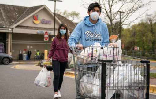 Người Mỹ dự kiến chi gói hỗ trợ khẩn cấp vào thực phẩm, bồn vệ sinh và... súng đạn