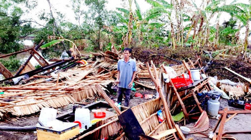 TPHCM mưa lớn ngập đường nhiều nơi, miền Tây giông gió giật sập nhiều nhà dân