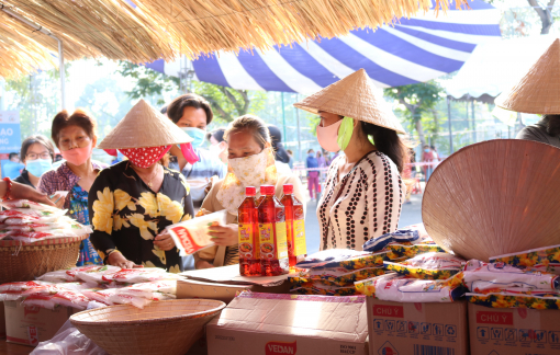 Lấy gạo xong cô bác sang bên này lựa chọn thực phẩm nha!