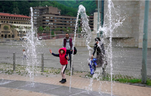 Tây Ban Nha: Trẻ em được ra đường mỗi ngày 1 giờ sau 6 tuần phải ở trong nhà