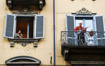 Ý cho phép người thân đi thăm nhau, tổ chức đám tang dưới 15 người