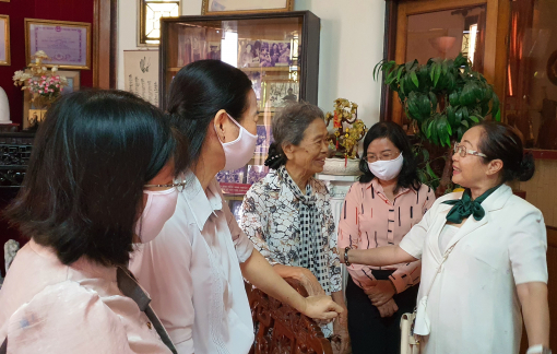 Cán bộ Hội các thời kỳ thăm và dâng hương tưởng nhớ cán bộ Ban Phụ vận Sài Gòn - Gia Định