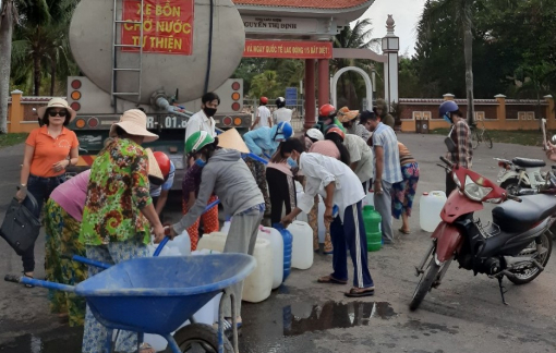 Chở nước sạch về cho người dân vùng hạn mặn