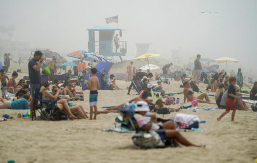 Du khách đổ xô ra bãi biển bất chấp dịch bệnh diễn biến phức tạp