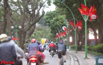 Đường phố Thủ đô rực rỡ màu quốc kỳ kỉ niệm 45 năm ngày thống nhất đất nước