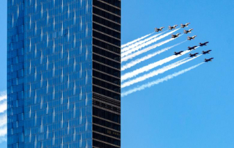 Máy bay biểu diễn trên bầu trời Mỹ cảm ơn nhân viên tuyến đầu chống dịch COVID-19