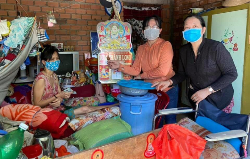 Gạo đã trao rồi, vẫn muốn tặng thêm tiền cho các chị em