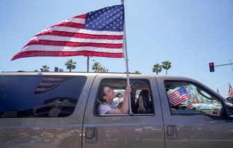 Mỹ giảm dần giãn cách dù các chuyên gia cảnh báo là quá sớm