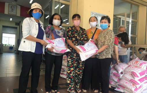 1.300 kg gạo và tủ bánh mì nghĩa tình mùa covid