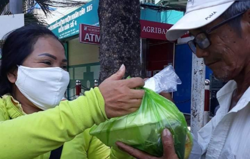 Ngày lễ, đi phát cơm cho mọi người