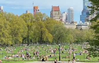 Người dân Mỹ đổ xô ra công viên sưởi ấm bất chấp dịch COVID-19 đang giết chết hơn 1.200 người mỗi ngày