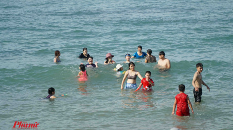 Bà Rịa - Vũng Tàu: Bất chấp lệnh cấm, du khách vẫn tắm biển