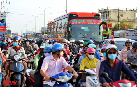 Hàng ngàn phương tiện chôn chân ở cửa ngõ phía Tây Sài Gòn