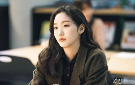 Học Kim Go Eun cách trang điểm mắt một mí trong "Quân vương bất diệt"