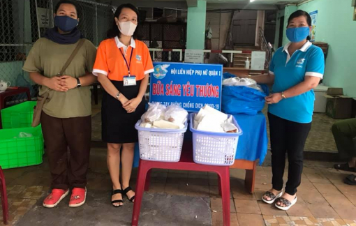 Mỗi ngày các chị lại chuẩn bị 50 phần ăn sáng cho khu chung cư tạm cách ly