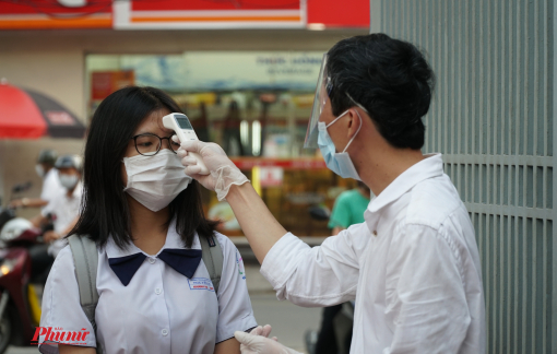 Học sinh, sinh viên TP.HCM trở lại trường: Giãn cách lớp học, đeo khẩu trang đầy đủ