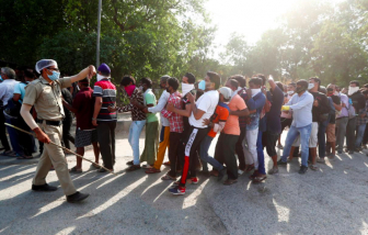 Ấn Độ áp "thuế corona đặc biệt" với rượu để tránh việc tụ tập đông người