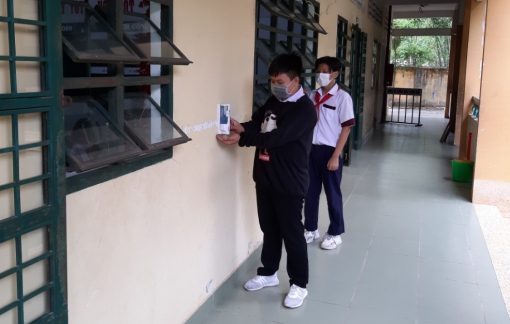 Tặng bình nước rửa tay sát khuẩn cho trường học