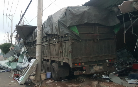 Xe container chở phế liệu tông liên hoàn vào 4 nhà dân, nhiều người may mắn thoát chết