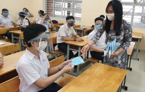 Học sinh không cần thiết vừa đeo khẩu trang vừa đeo mặt nạ chắn giọt bắn trong lớp
