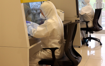 COVID-19 ngày 7/5: Mỹ gần 2.000 người chết trong 1 ngày, Tây Ban Nha gia hạn tình trạng khẩn cấp lần 4