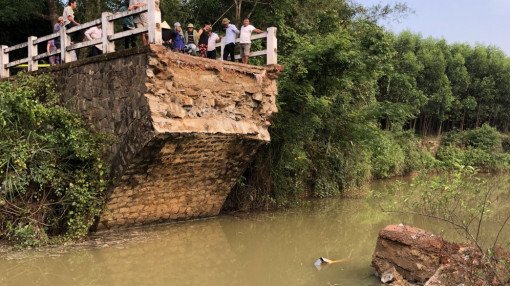 Cầu hơn 40 năm tuổi bị sập, hàng trăm hộ dân bị cô lập