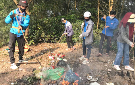 “Đội nắng” lùng sục rác thải làm sạch khu du lịch