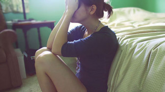 Đàn bà bật khóc giữa cuộc vui
