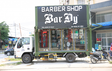 Tiệm cắt tóc lưu động miễn phí độc đáo ở Sài Gòn