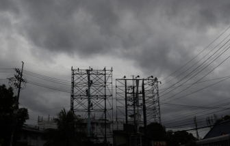 Giữa dịch COVID-19, Philippines phải sơ tán hàng chục ngàn người tránh bão