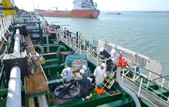 Lý do không thể dừng nhập khẩu xăng dầu