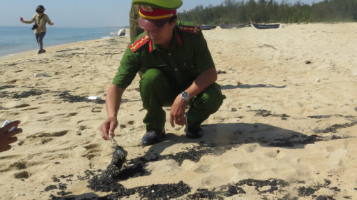 Hơn 1km bờ biển Quảng Ngãi tràn ngập chất thải lạ có màu đen