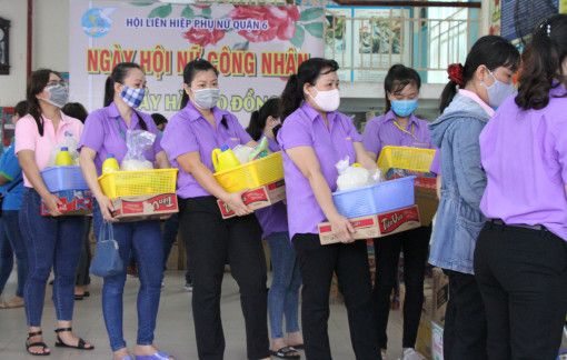 100 nữ công nhân được mua hàng với giá 0 đồng