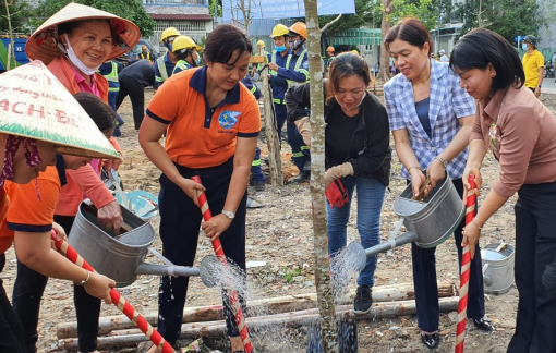 Phụ nữ TPHCM hưởng ứng Tết trồng cây