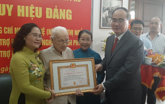 Phu nhân cố Tổng bí thư Nguyễn Văn Linh nhận huy hiệu 85 năm tuổi Đảng