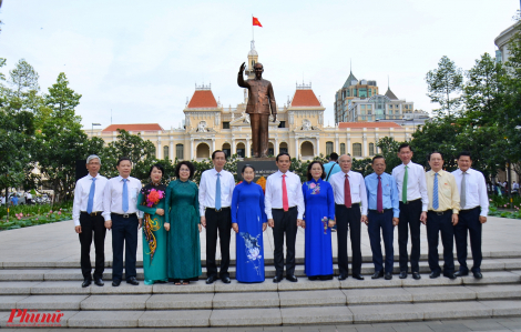 Lãnh đạo TPHCM chào cờ nhân kỷ niệm 130 năm Ngày sinh Chủ tịch Hồ Chí Minh