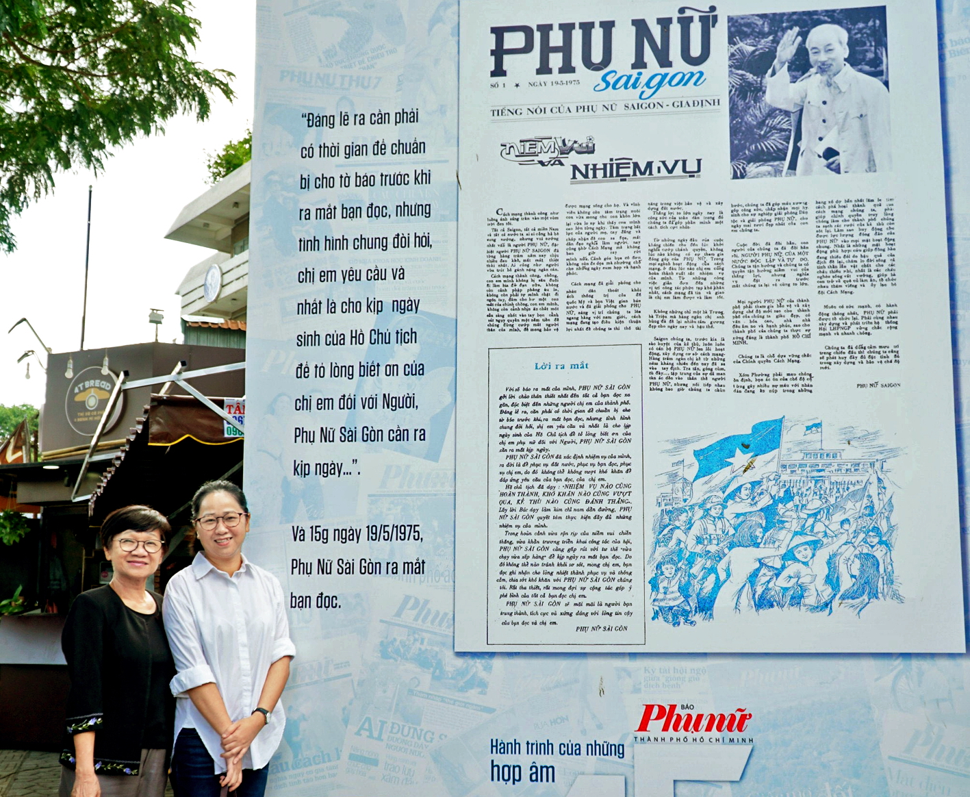 Nguyên Tổng biên tập Nguyễn Thế Thanh và Tổng biên tập Lê Huyền Ái Mỹ trước số báo đầu tiên của Báo Phụ Nữ TP.HCM sau 45 năm tròn